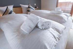 2 toallas blancas encima de 2 camas en Penthousewohnung mit Bergblick - klimatisiert, en Klaus