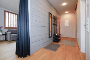 un pasillo con paredes blancas y una cortina azul en Penthousewohnung mit Bergblick - klimatisiert, en Klaus