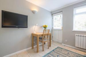 Μια τηλεόραση ή/και κέντρο ψυχαγωγίας στο Addenbrookes Flat 2 mins walk free Private Parking