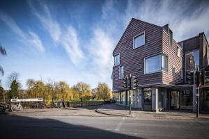 un edificio en la esquina de una calle en Luxurious Central Apartment with Balcony, en Cambridge