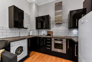 Virtuve vai virtuves zona naktsmītnē Modern 2 bedroom flat for 4 in Greater London