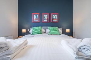 1 dormitorio con 1 cama blanca grande y 2 lámparas en Luxury City Centre Apartment Stunning River Views, en Cambridge