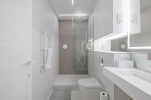 Koupelna v ubytování Luxury 2 Bedroom Apartment with AC and Parking