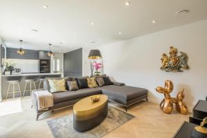 uma sala de estar com um sofá e uma mesa em Luxury 2 Bedroom Apartment with AC and Parking em Cambridge