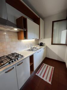 Kuchyň nebo kuchyňský kout v ubytování NOALE HOUSE