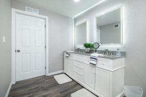 Et badeværelse på Monthly Rental~ Comfy Beds~ Great for Remote Work + 17 billeder