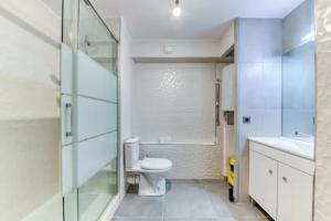 La salle de bains est pourvue de toilettes et d'un lavabo. dans l'établissement Studio Cosy Coeur Part Dieu, à Lyon