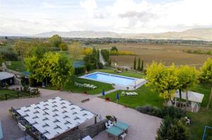 コルトーナにあるVilla Fattoria Le Giareの庭のスイミングプールの空中ビュー