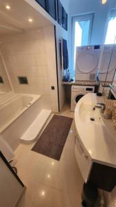 een badkamer met een bad, een toilet en een wastafel bij Renovated Apt Main Train Station (Central City) in Wenen