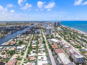 una vista aérea de una ciudad y el océano en The Sandbar Walk To Beach Comfy Beds Firepit Pool, en Fort Lauderdale