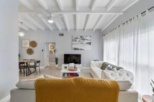 una sala de estar con un sofá y una mesa en The Sandbar Walk To Beach Comfy Beds Firepit Pool, en Fort Lauderdale 37 fotos más