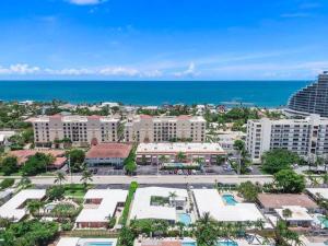 una vista aerea di un resort con oceano di The Sandbar Walk To Beach Comfy Beds Firepit Pool a Fort Lauderdale