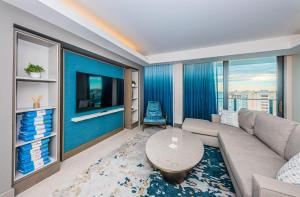 una sala de estar con un sofá y una mesa en 1612 - Beachfront Condo, en Clearwater Beach