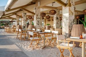 Un restaurante u otro lugar para comer en Papagayo Beach Hotel