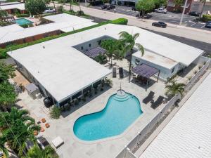 uma vista superior de uma piscina em frente a um edifício em Seashell Walk To The Beach Comfy Beds Firepit Pool em Fort Lauderdale