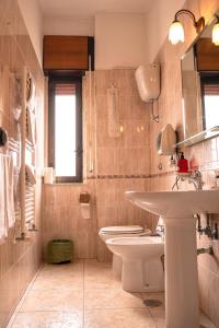 La salle de bains est pourvue d'un lavabo et de toilettes. dans l'établissement HOTEL 1+1 di C.Costabile & f.lli, à Pontecagnano