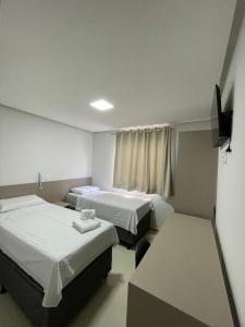 - une chambre à l'hôpital avec 2 lits et un bureau dans l'établissement ESPETO DE OURO HOTEL, à Ouricuri