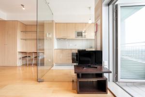 ein Wohnzimmer mit einem TV und einem Tisch in der Unterkunft Antas Studio Residence in Porto