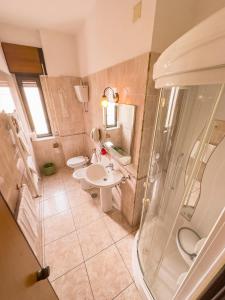 La salle de bains est pourvue d'un lavabo et d'une douche. dans l'établissement HOTEL 1+1 di C.Costabile & f.lli, à Pontecagnano