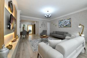 uma sala de estar com um sofá e uma mesa em Sevinc Suite 1 em Istambul