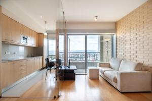 ein Wohnzimmer mit einem Sofa und einem Tisch in der Unterkunft Antas Studio Residence in Porto