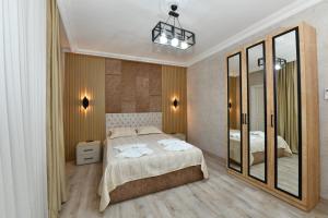 um quarto com uma cama e um espelho grande em Sevinc Suite 1 em Istambul