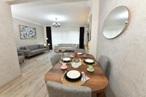 uma mesa de jantar com cadeiras e uma sala de estar em Sevinc Suite 1 em Istambul
