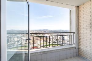 baño con vistas a la ciudad en Antas Studio Residence, en Oporto