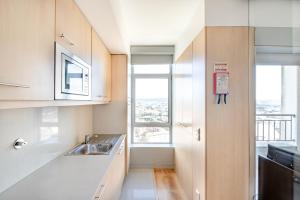 eine Küche mit Spüle und Fenster in der Unterkunft VIVA Stadium Residence Studios in Porto + 37 Fotos