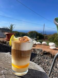 Een drankje op een tafel met citroen erop. bij Pino Redondo in Puntagorda