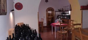 een eetkamer met een tafel en een wijnkelder bij Agriturismo Mare e Monti in Tramonti