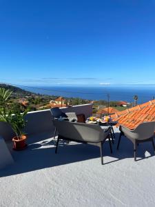 a patio with a table and chairs on a roof at Pino Redondo in Puntagorda