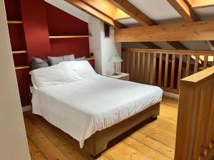 1 dormitorio con 1 cama blanca grande en una habitación en America Apartments, en Trento