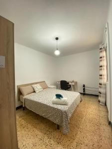 a bedroom with a bed and a table and a desk at Apartamento Turístico en el centro in Tarragona