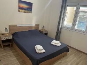 - une chambre avec un lit et 2 serviettes dans l'établissement Nick's Place, à Thessalonique