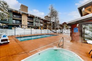 a hot tub in the courtyard of a apartment building at Phoenix 209 in Steamboat Springs