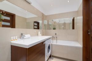 Ένα μπάνιο στο Dworska Modern Apartment in Zabrze by Rent like home