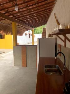 cocina con fregadero y encimera en Casa Akua, en São Miguel dos Milagres