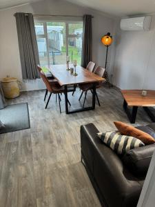 een woonkamer met een tafel en een bank bij Beach Resort Kamperland - 264 in Kamperland
