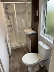 een badkamer met een toilet, een douche en een wastafel bij Beach Resort Kamperland - 264 in Kamperland