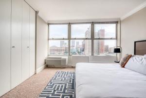 a bedroom with a large bed and a large window at CozySuites 800 Tower 1BR w sky pool, gym! 20 in Louisville
