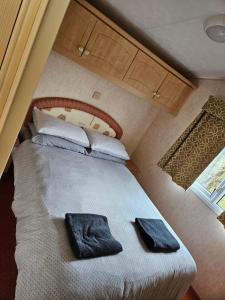 Ένα ή περισσότερα κρεβάτια σε δωμάτιο στο Honey Cottage Caravan Park