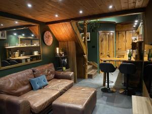 salon z kanapą i barem w obiekcie Tawny Lodge - Luxurious 1 Bedroom - Blossom Farm w mieście Johnston