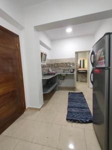 una cucina con frigorifero in acciaio inossidabile e bancone di Al Deira Dahab Residence a Dahab