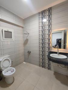 Al Deira Dahab Residence في دهب: حمام مع مرحاض ومغسلة