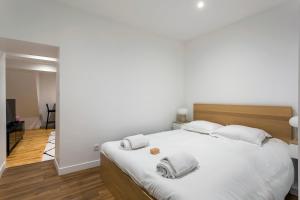 - une chambre avec un lit et 2 serviettes dans l'établissement Saint-Just, à Lyon