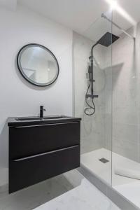 La salle de bains est pourvue d'un lavabo, d'un miroir et d'une douche. dans l'établissement Saint-Just, à Lyon