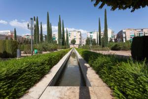 une fontaine dans un parc avec des arbres et de l'eau dans l'établissement Apartamento moderno en pleno centro Granada, à Grenade