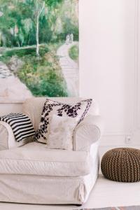 ein weißes Sofa mit Kissen darauf im Wohnzimmer in der Unterkunft Casa Melchior in Portimão + 40 Fotos