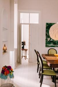 ein Esszimmer mit Tisch und Stühlen in der Unterkunft Casa Melchior in Portimão